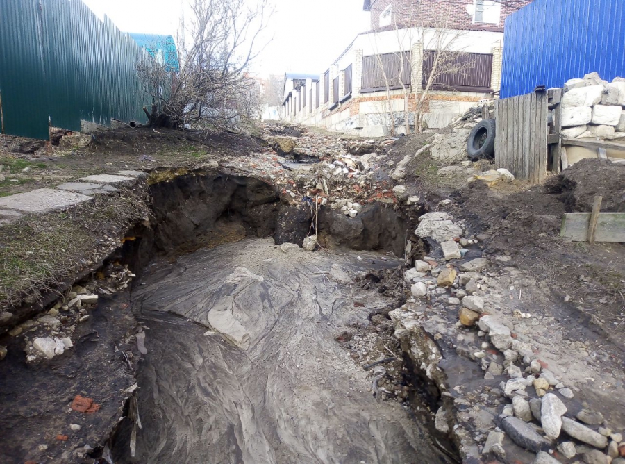 В Саратове потоки горячей воды разрушили улицу, пострадали люди и дома
