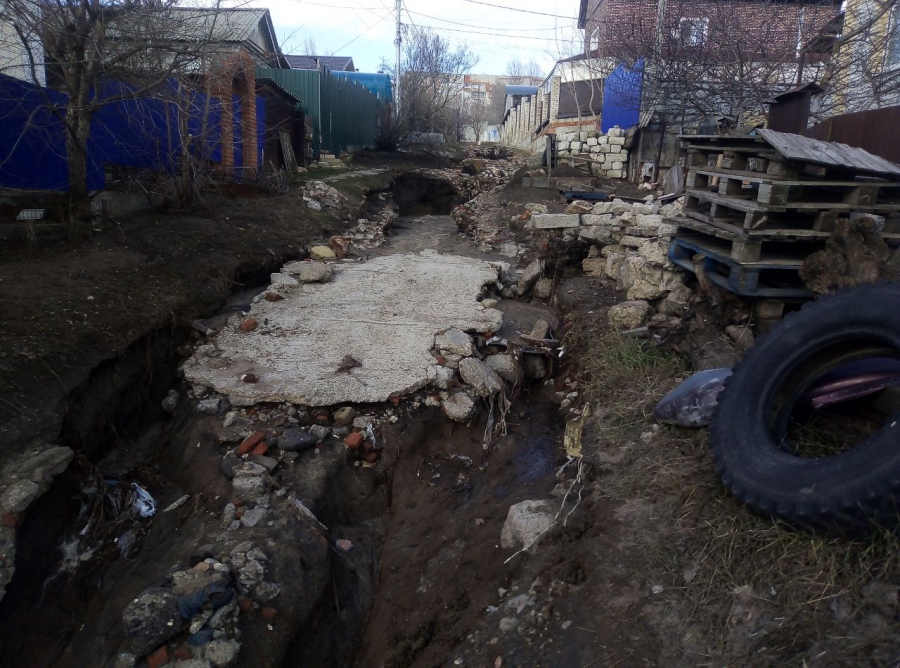 В Саратове потоки горячей воды разрушили улицу, пострадали люди и дома