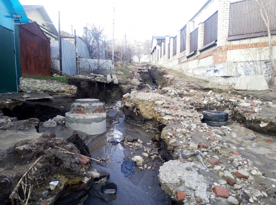 В Саратове потоки горячей воды разрушили улицу, пострадали люди и дома