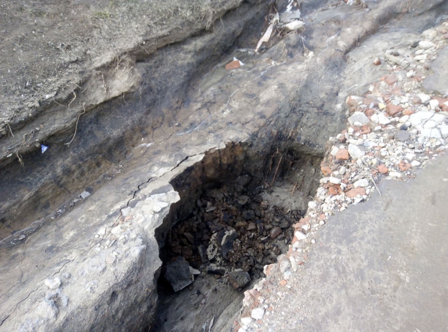 В Саратове потоки горячей воды разрушили улицу, пострадали люди и дома