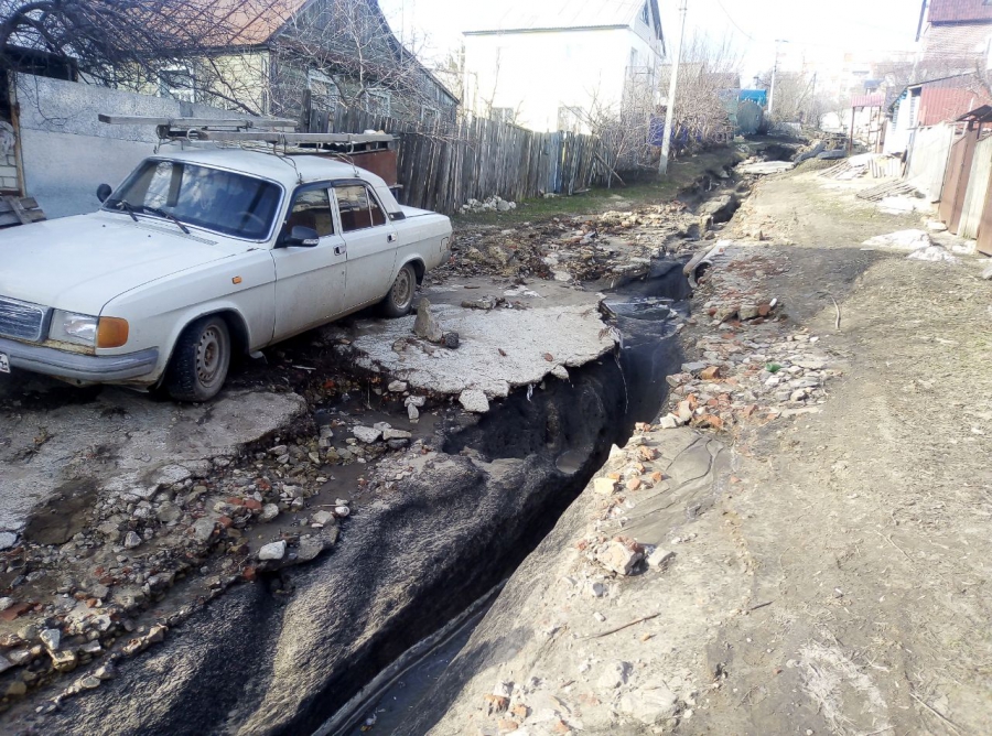 В Саратове потоки горячей воды разрушили улицу, пострадали люди и дома