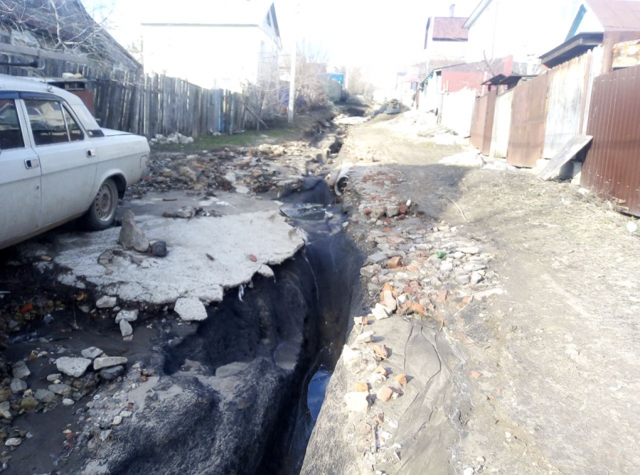 В Саратове потоки горячей воды разрушили улицу, пострадали люди и дома
