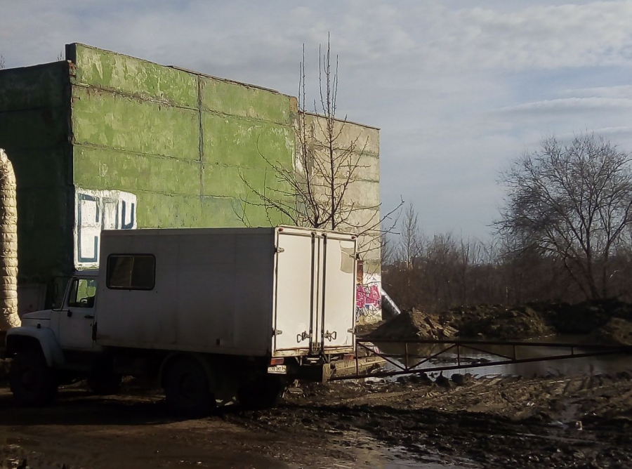 В Саратове потоки горячей воды разрушили улицу, пострадали люди и дома