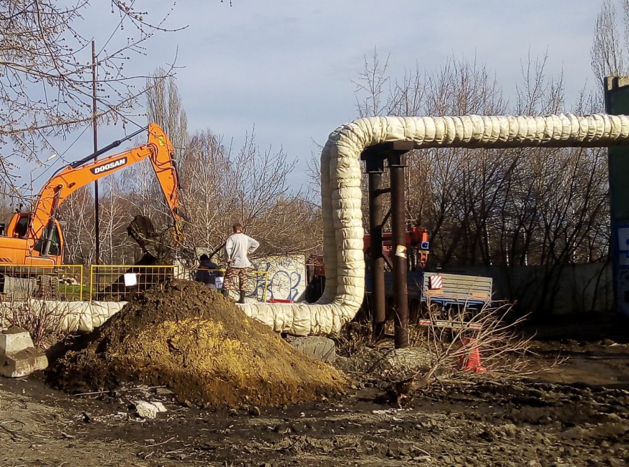 В Саратове потоки горячей воды разрушили улицу, пострадали люди и дома