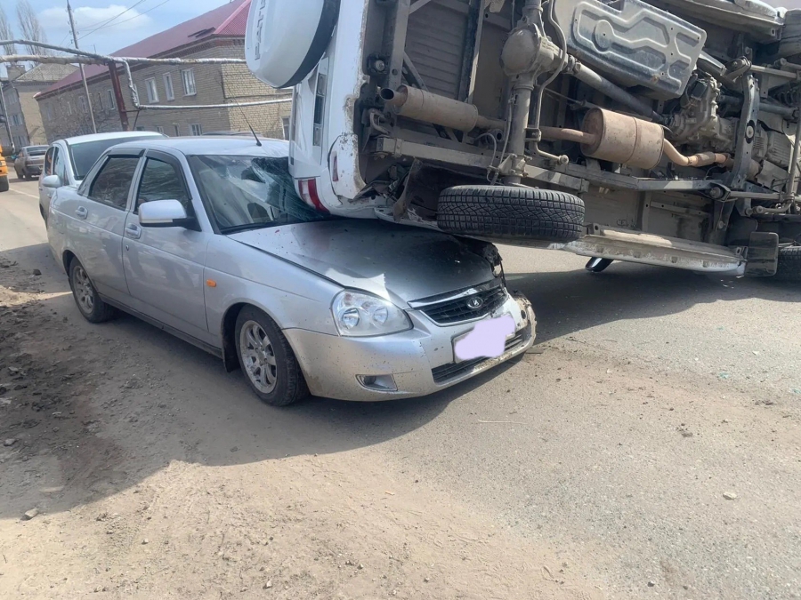 В Петровске после массовой аварии «Патриот» завалился на «Приору»