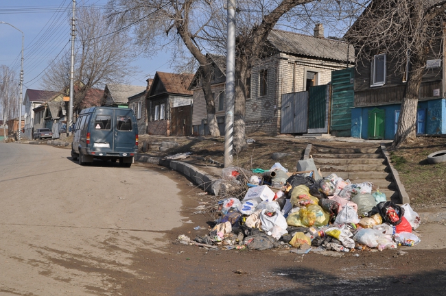 В Саратове предложили ввести режим ЧС из-за неубранного мусора
