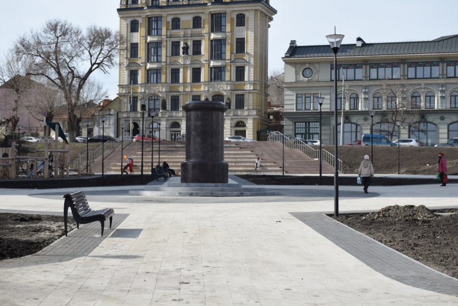 В саратовском сквере Петра I появился постамент из гранита