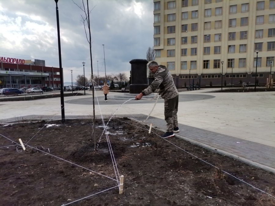 В саратовском сквере Петра I появился постамент из гранита