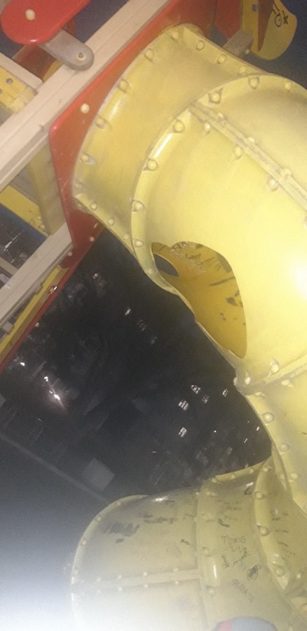 Саратовчанка сообщила об огромной дыре на горке в сквере Рубин