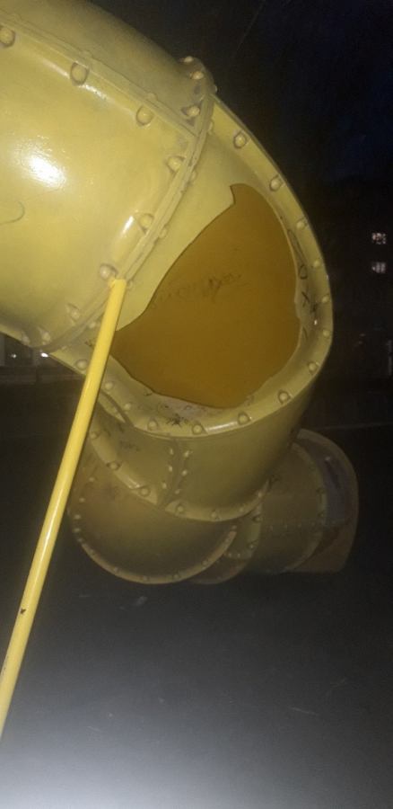 Саратовчанка сообщила об огромной дыре на горке в сквере Рубин