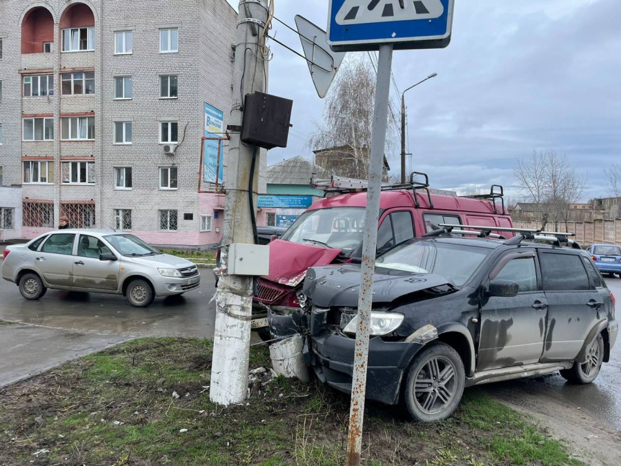 В Вольске в массовом ДТП пострадали мужчина и 4-летний мальчик