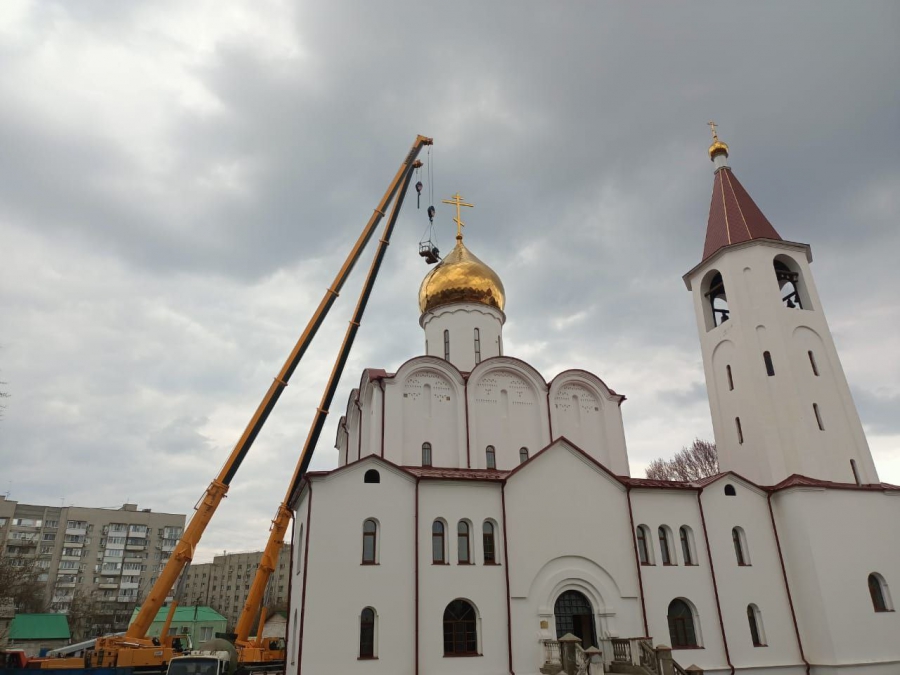 В Заводском районе спасатели восстановили накренившийся крест на храме