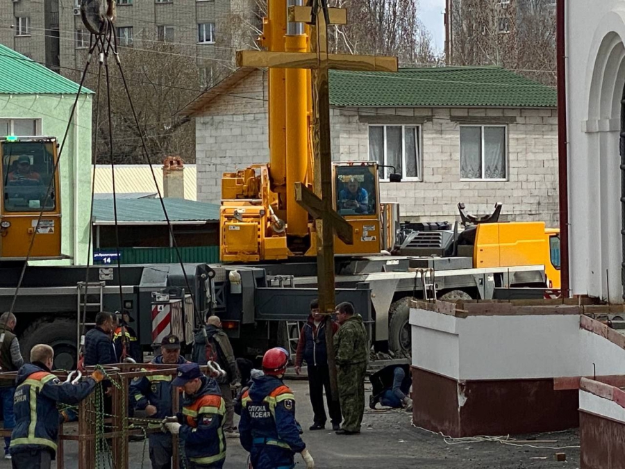 В Заводском районе спасатели восстановили накренившийся крест на храме