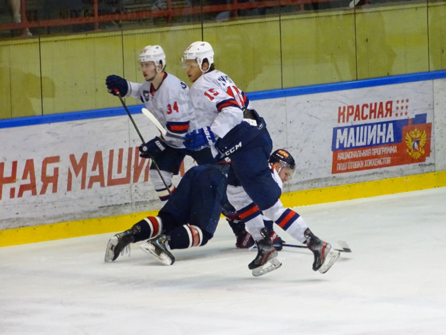 «Кристалл» впервые уступил лидерство в финале Первенства ВХЛ