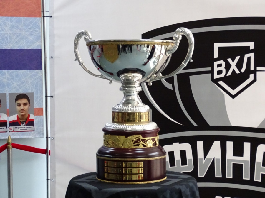 «Кристалл» впервые уступил лидерство в финале Первенства ВХЛ