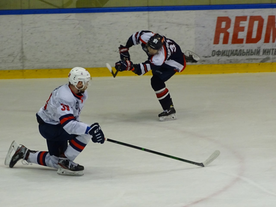 «Кристалл» впервые уступил лидерство в финале Первенства ВХЛ