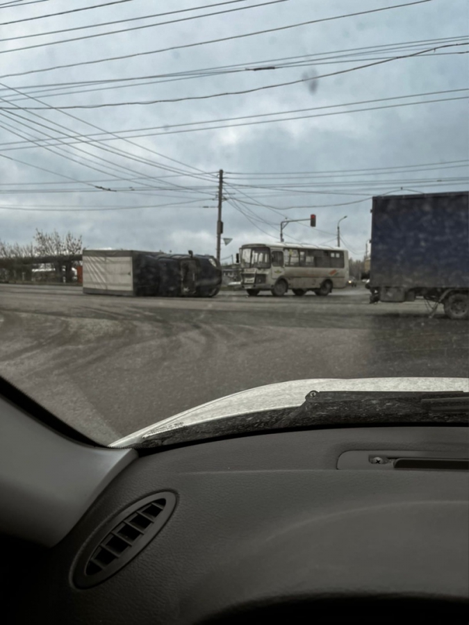 В Балакове «ГАЗель» опрокинулась на бок после ДТП с автобусом