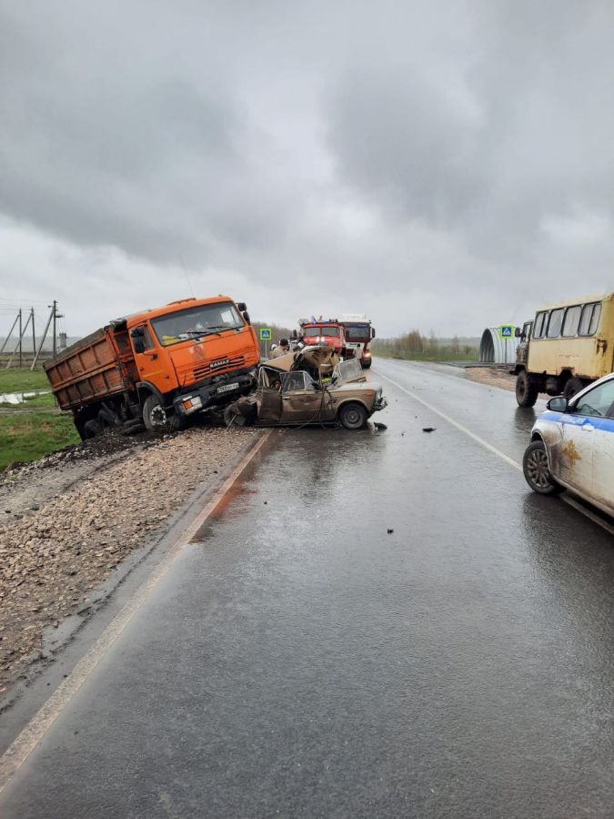 Под Ртищевом водитель «ВАЗа» чудом выжил в жуткой аварии с «КамАЗом»