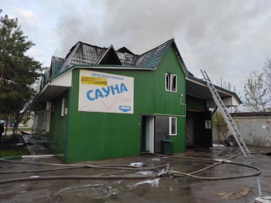В Энгельсе у здания сауны и автомойки сгорела мансарда