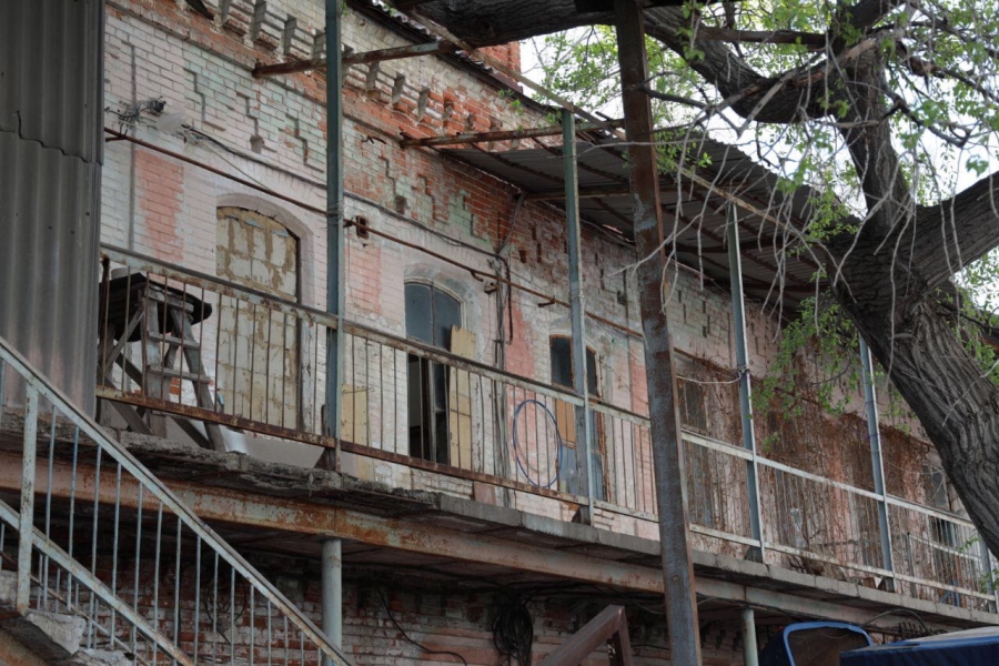 В Саратове жительница аварийного дома попросила Володина помочь со скорейшим расселением