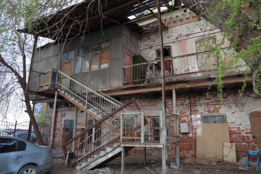 В Саратове жительница аварийного дома попросила Володина помочь со скорейшим расселением