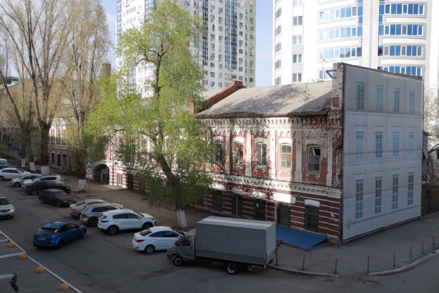 В Саратове жительница аварийного дома попросила Володина помочь со скорейшим расселением