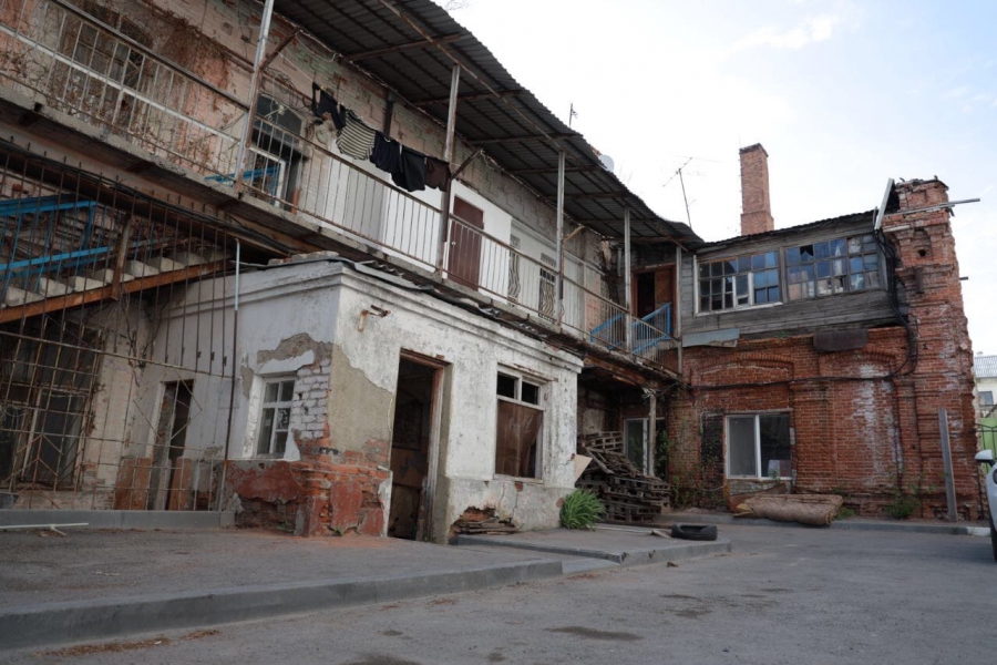 В Саратове жительница аварийного дома попросила Володина помочь со скорейшим расселением