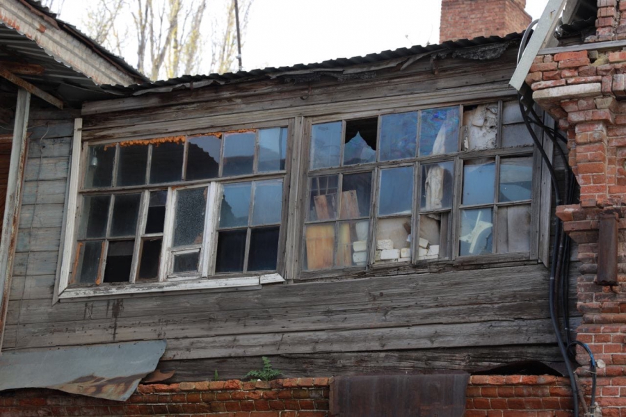 В Саратове жительница аварийного дома попросила Володина помочь со скорейшим расселением