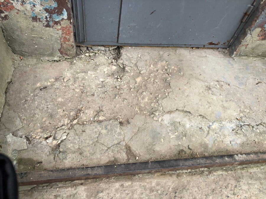 Жильцы дома на 2-м Магнитном проезде пожаловались на трещины в фасаде и разруху во дворе