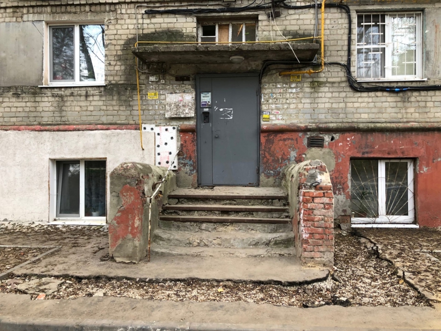 Жильцы дома на 2-м Магнитном проезде пожаловались на трещины в фасаде и разруху во дворе