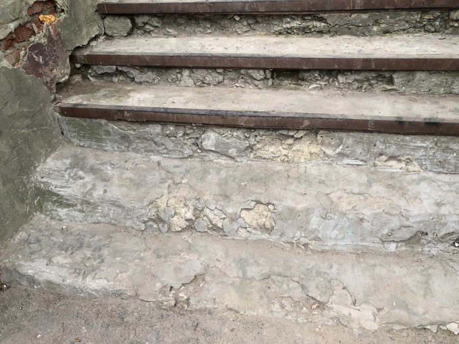 Жильцы дома на 2-м Магнитном проезде пожаловались на трещины в фасаде и разруху во дворе