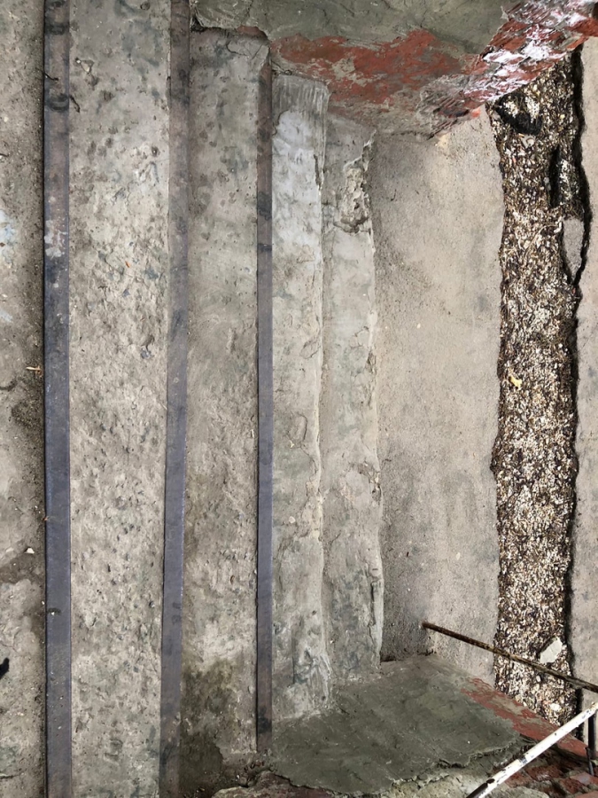 Жильцы дома на 2-м Магнитном проезде пожаловались на трещины в фасаде и разруху во дворе