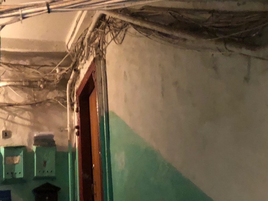 Жильцы дома на 2-м Магнитном проезде пожаловались на трещины в фасаде и разруху во дворе