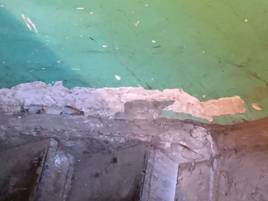 Жильцы дома на 2-м Магнитном проезде пожаловались на трещины в фасаде и разруху во дворе