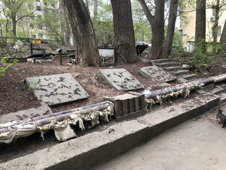 Жильцы дома на 2-м Магнитном проезде пожаловались на трещины в фасаде и разруху во дворе