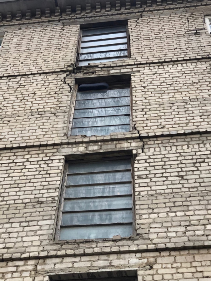 Жильцы дома на 2-м Магнитном проезде пожаловались на трещины в фасаде и разруху во дворе