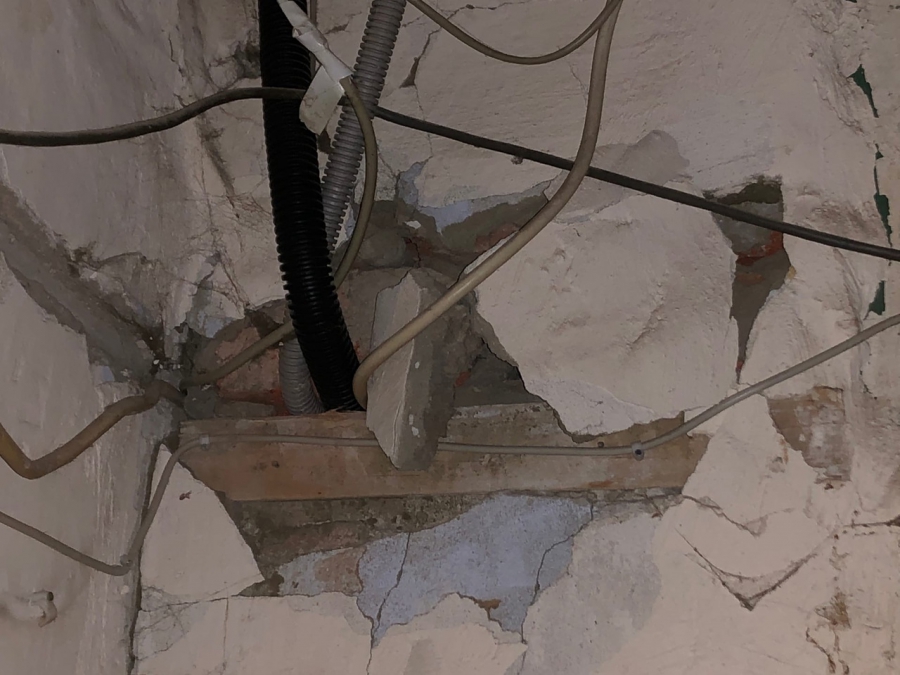 Жильцы дома на 2-м Магнитном проезде пожаловались на трещины в фасаде и разруху во дворе