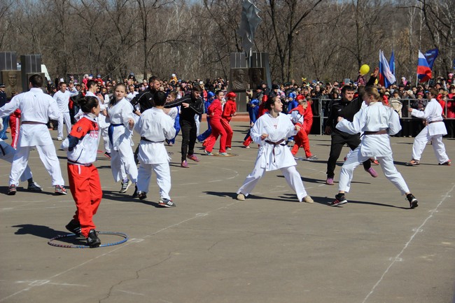 «Русь» исполнила фигуры высшего пилотажа на месте приземления Гагарина