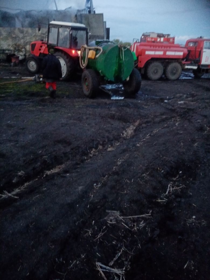 В Петровском районе сгорел ангар с автомобилем внутри