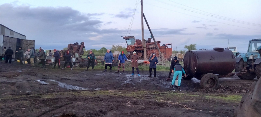 В Петровском районе сгорел ангар с автомобилем внутри