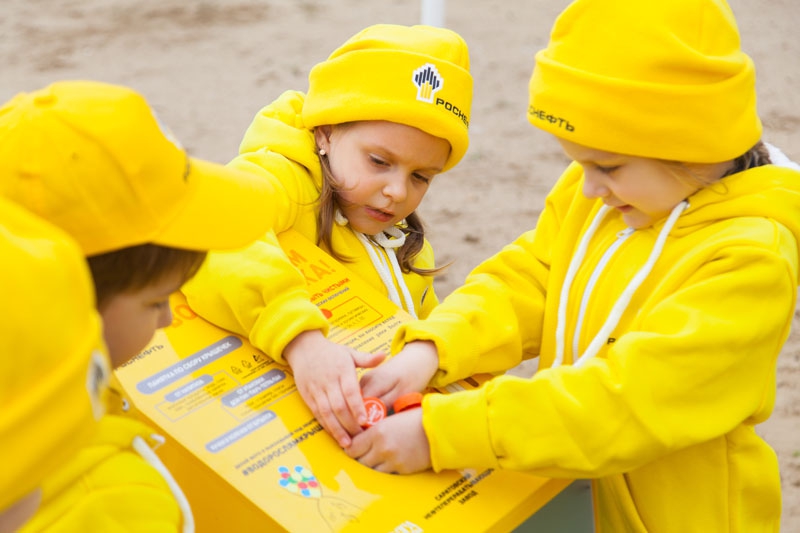 Работники Саратовского НПЗ приняли участие в городском экологическом проекте «Водорослям крышка!»