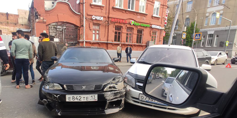 Центр Саратова замер в пробке из массового ДТП