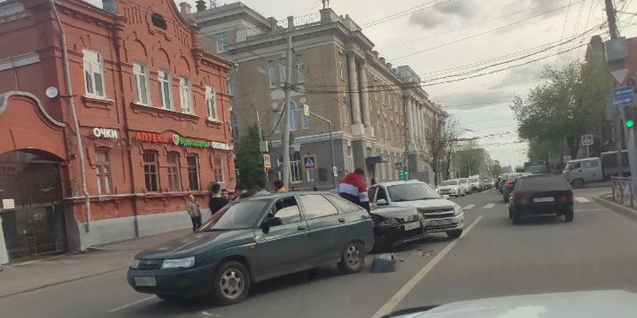 Центр Саратова замер в пробке из массового ДТП