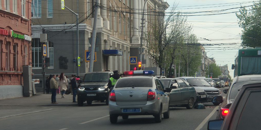 Центр Саратова замер в пробке из массового ДТП