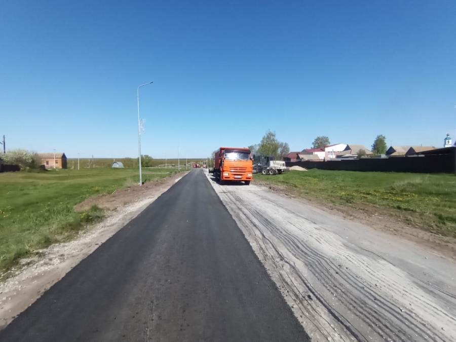 В селе под Ртищевом асфальтируют дорогу