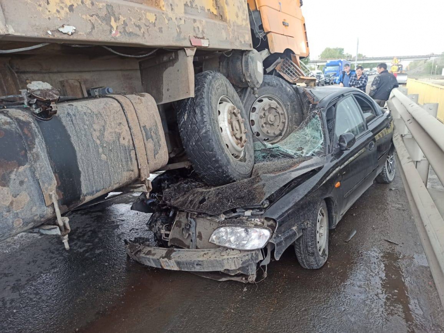 Под Саратовом грузовик расплющил легковушку