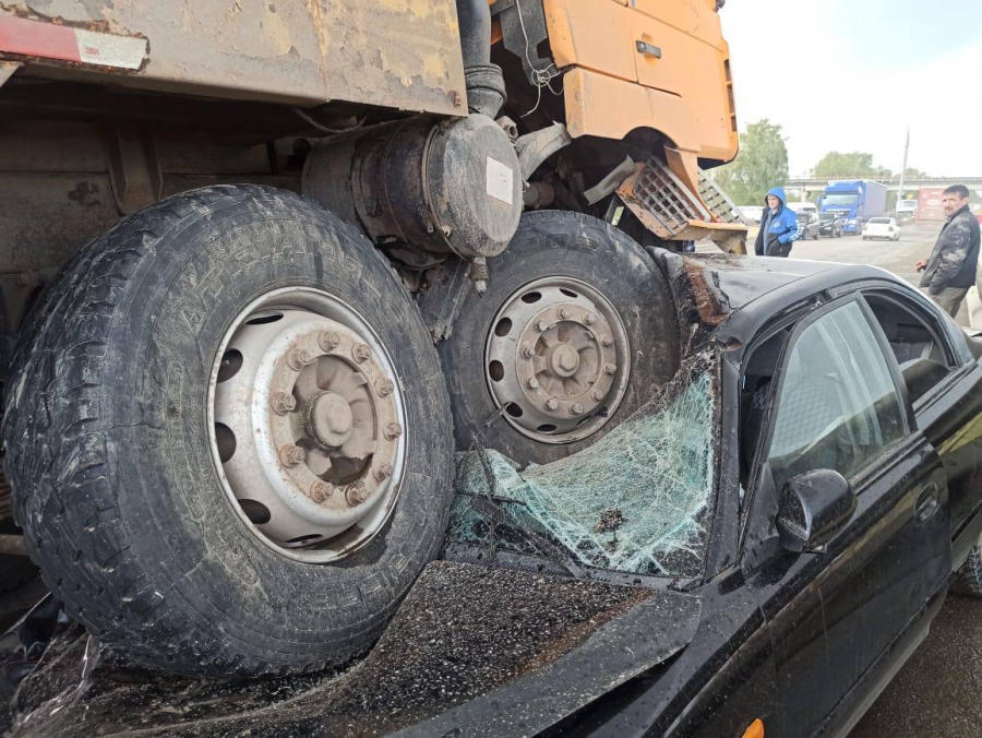 Под Саратовом грузовик расплющил легковушку