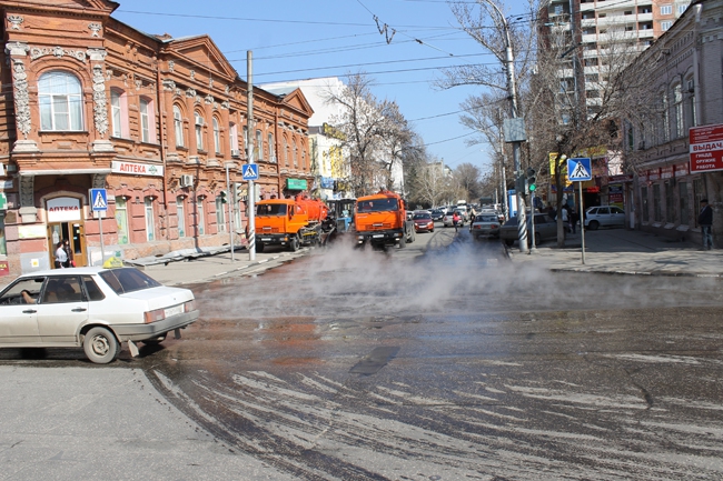 По центру Саратова течет горячая вода