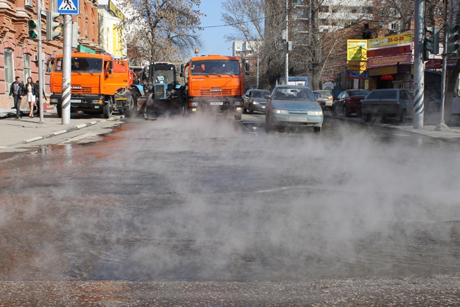 По центру Саратова течет горячая вода