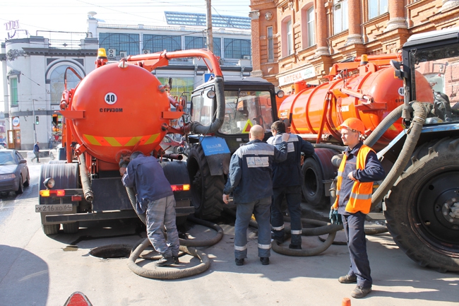 По центру Саратова течет горячая вода